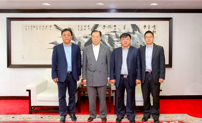 張學(xué)武董事長會見賀州市林冠市長一行（圖）