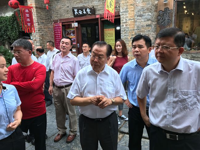 張學(xué)武董事長考察廣西賀州旅遊項(xiàng)目（圖）