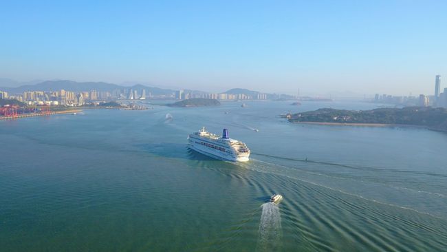 中國首艘自主運(yùn)營的豪華郵輪「鼓浪嶼」號(hào)抵達(dá)廈門港（圖）